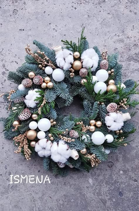 Advent Wreaths Ideas, Sage Green Christmas Tree, Sage Green Christmas, Wallpaper Bedroom Design, 2023 Home Interior, Victorian Bohemian Decor, Design Home Kitchen, Wallpaper Dining Room, Christmas Flower Decorations