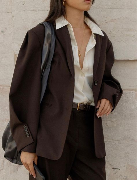 Winter True Outfits, Museum Worker Outfit, Brown Suit Women's, Blazer Outfit Aesthetic, Oversized Blazer Outfits, Blazer Outfits For Women, Mode Abaya, Brown Blazer, Elegante Casual