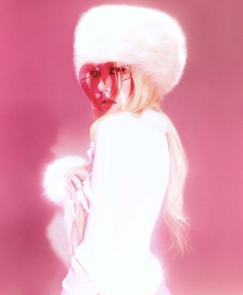 New Retro Wave, Long Blonde, Fur Hat, Long Blonde Hair, Pose Reference Photo, 인물 사진, Photography Inspo, Model Poses, Art Reference Photos