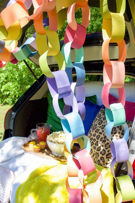 Paper Loop Garland, Paper Chain Wedding Decor, Rainbow Paper Chain, Paper Ring Garland, Class Party Ideas Elementary, Paper Chain Decorations, Paper People Chain, Diy Paper Chain, Ch Digraph