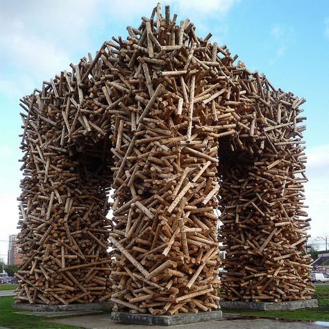 This structure really fascinates me.  This photo was taken on September 19, 2011 in Perm', Permskiy Kray, RU. Log Sculpture, Stacked Firewood, Environmental Sculpture, Wood Pile, Art In Nature, Deco Studio, Colossal Art, Public Sculpture, Earth Art