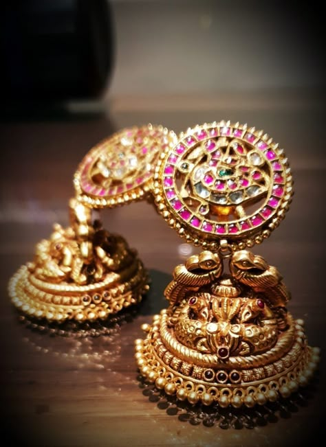 Big Jhumka Earrings Gold, Gold Jumkas Antiques, Jumkis Indian Jewelry, Traditional Jhumkas, Big Earrings Gold, Gold Jhumkas, Big Stud Earrings, Temple Jewellery Earrings, Jhumka Designs