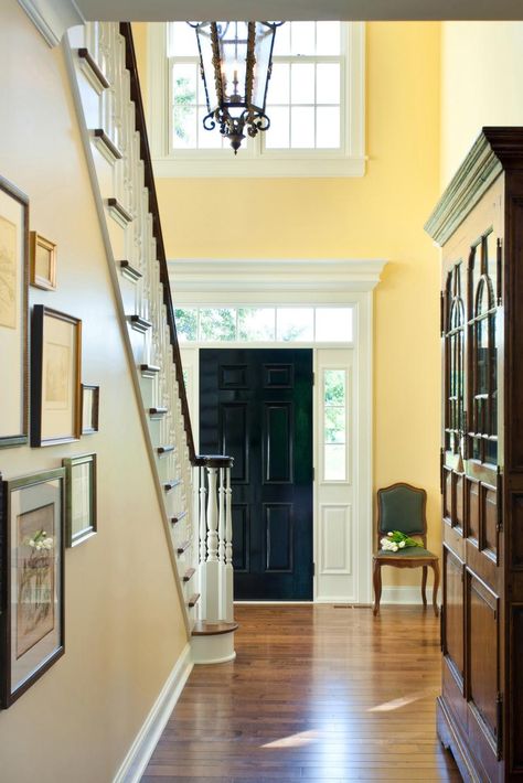 Let your foyer make a statement - The Orange County Register Mary Carol Garrity, Downstairs Hallway, Yellow Hallway, Exterior Wall Paint, Inside Front Door, Nell Hills, Hallway Paint, Victorian Hallway, Entrance Halls