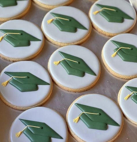 Graduation Biscuits, Grad Party Cookies, Graduation Cookies Decorated, Graduation Cap Cookies, Graduation Party Treats, Grad Party Food, Graduation Desserts, Cookie Pictures, Royal Iced Cookies