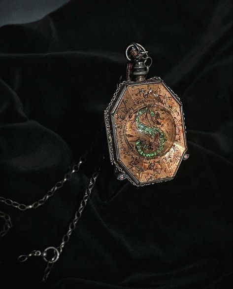 Harry Potter And The Deathly Hallows Aesthetic, Horcrux Aesthetic, Salazar Slytherin Locket, Harry Potter And The Deathly Hallows, Harry Potter Horcruxes, Horcruxes Harry Potter, Harry Potter Locket, Locket Aesthetic, Horcrux Locket