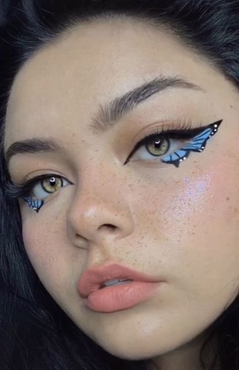 Butterfly Liner Tutorial, Crazy Eyeliner Ideas, Subtle Butterfly Makeup, Simple Butterfly Eye Makeup, Butterfly Eyeliner Simple, Forest Fairy Makeup Aesthetic, Easy Butterfly Eyeliner, Butterfly Makeup Aesthetic, Simple Butterfly Makeup