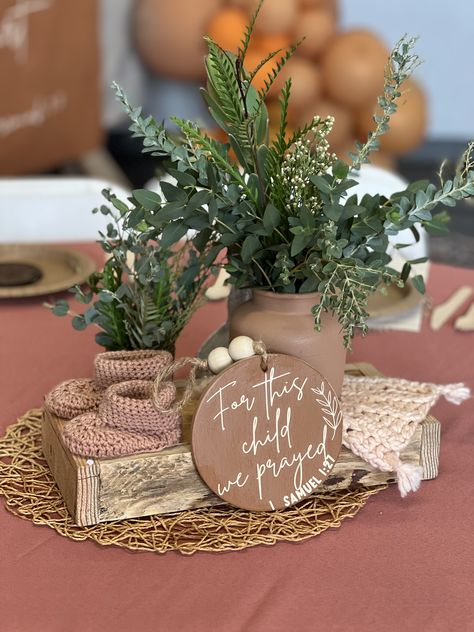 Nutural Baby Shower Theme, Woodland Table Setting Ideas, Burlap Baby Shower Ideas, Rustic Baby Shower Ideas For Girls Decor, Deer Theme Baby Shower Ideas, Olive Tree Baby Shower, Green Mason Jar Centerpieces, Boho Centerpieces Baby Shower Boy, Green Boho Baby Shower Decor