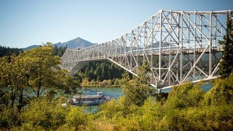 Cascade Locks Oregon, Columbia Travel, Travel Oregon, Columbia Gorge, Famous Waterfalls, Surfing Pictures, River Lodge, West Coast Road Trip, Pacific Crest Trail