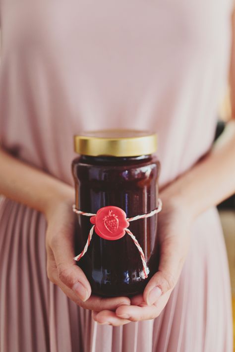 Add a wax seal touch to your homemade gifts & favors! Could use initial or fun design. Wax Seals Diy, Jam Gift, Seal Craft, Custom Wax Seal, Diy Wax, Seal Gifts, Homemade Jam, Wax Stamp, Wax Seal Stamp