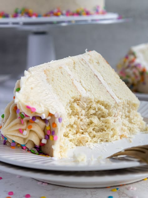 This vanilla bean cake recipe bakes up tender, delicious, and studded with beautiful flecks of vanilla bean! Vanilla Layer Cake Recipe, Lane Cake, Vanilla Bean Cake, Vanilla Bean Cakes, Bean Cake, Butter Cake Recipe, Layer Cake Recipes, Vanilla Cake Recipe, Frozen Cake