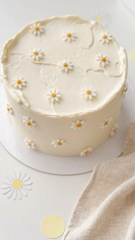 Easy Flower Birthday Cake, Birthday Cake Margarita, August Cake Ideas, Birthday Cake Daisy, Margarita Birthday Cake, 31 Birthday Cake, Daisy Cake Birthday, Daisy Birthday Cake, Rodjendanske Torte