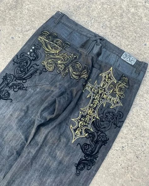 Embroidered Baggy Jeans, Mens Mountain Style, Embroider Clothes, Alternative Jeans, Jeans Drawing, Dark Rock, Fashion Baggy, Cross Embroidery, Sweatpants Style