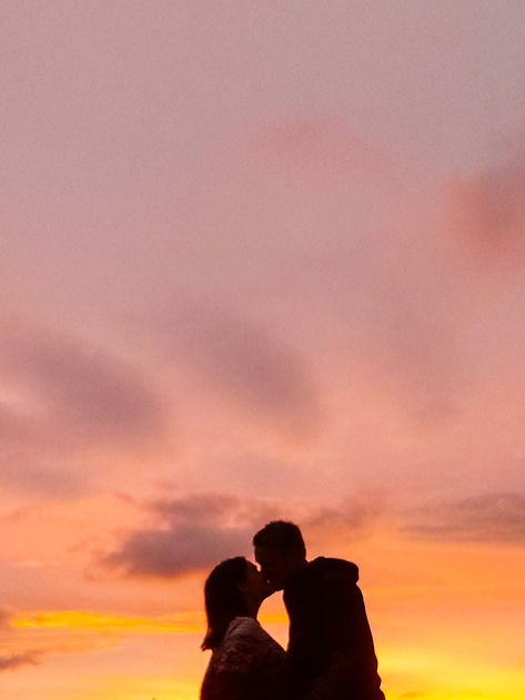 Sunset Kiss Couple, Sunset Kiss Aesthetic, Before The Sunset Laura Pavlov, Brayden Core, Whimsy House, Kissing Silhouette, Sunset Kiss, People Kissing, Dream Date