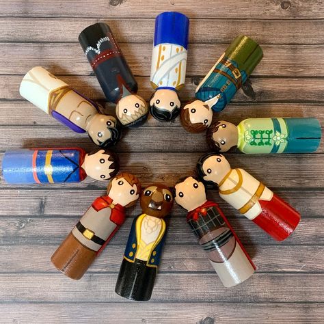 Disney Cake Toppers, Wooden Clothespin Crafts, Dolly Pegs, Tema Disney, Wood Peg Dolls, Peg People, Halloween Door Decorations, Pin Doll, Clothes Pin Crafts