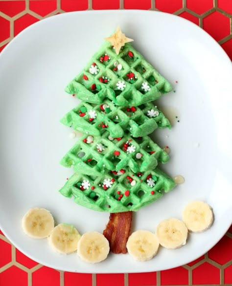 Waffle Christmas, Green Waffles, Christmas Tree Waffles, Santa Breakfast, Christmas Breakfast Ideas, Waffles Breakfast, Kids Breakfast, Waffle Design, Christmas Morning Breakfast