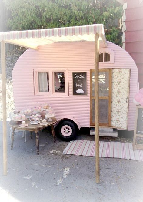 Vintage camping...found on weheartit.com Pink Trailer, Caravan Vintage, Camping Vintage, Tiny Trailers, Kombi Home, Vintage Caravans, Retro Campers, Romantic Cottage, Window Ideas