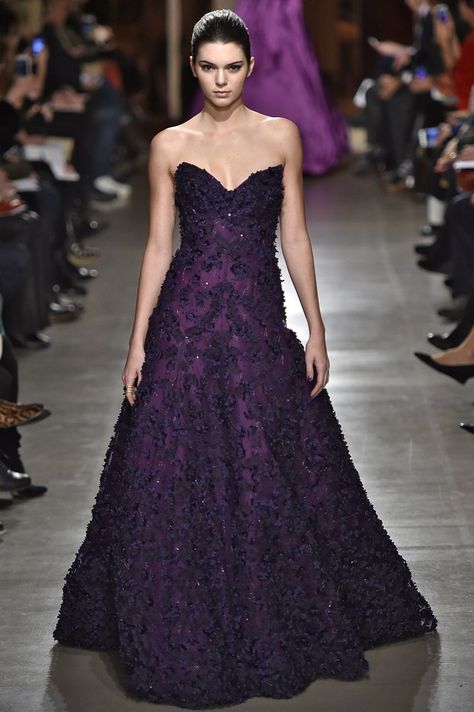 Kendall looked absolutely regal in this dark purple gown by (who else?) Oscar de la Renta. A slicked-back updo and simple makeup made the dress stand out even more. Dark Purple Gown, Purple Dress Formal, Wearing Shades, Stile Kendall Jenner, Runway Moments, Dark Purple Dresses, Singer Dr, Purple Gown, Modern Dresses