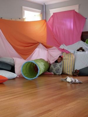 You know you want to build a fort just as much as your kids do! (Your secret's safe with us)  9 creative indoor forts | Today's Parent Blanket Fort Ideas, Indoor Tent For Kids, Living Room Fort, Indoor Forts, Fort Ideas, Cool Forts, Fun Holiday Crafts, Indoor Tents, Kids Forts