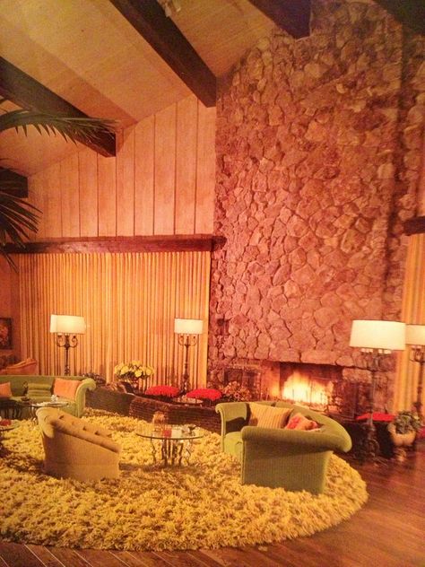 Rock fireplace 60s Interior Design, 1960s Living Room, 70’s House, 1970s Interior Design, 70s Architecture, 70s Living Room, Retro Homes, 60s Interior, 70s Interior Design