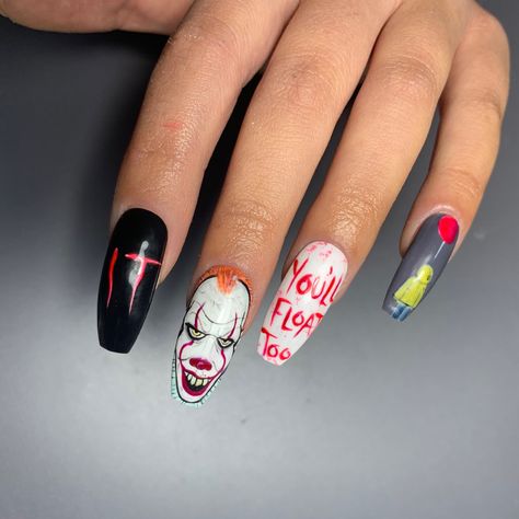 It Themed Nails, It Clown Nails, It Nails Stephen King, Penny Wise Nails, It Halloween Nails, Pennywise Nail Art, Halloween Movie Nails, Pennywise Nails, Halloween Nails Acrylic