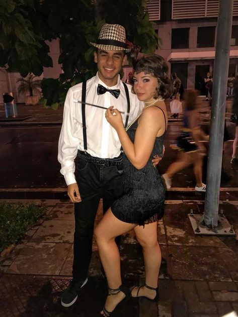 1920s Couple Costume, Costume Couples Halloween, Halloween Costume Flapper, 20s Halloween Costume, 1920s Halloween Costume, Roaring 20s Party Outfit, Outfits 20s, Flapper Girl Costumes, Gatsby Party Outfit