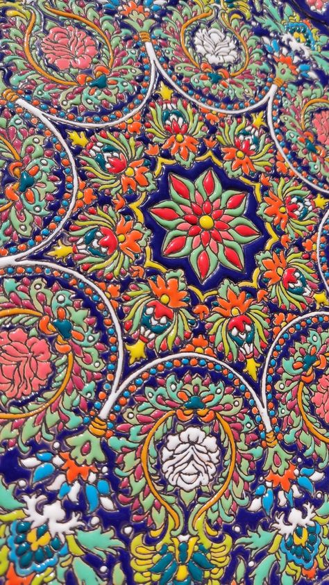 Here you can see one of the most delicate original arts of Iran Notice how the colors caress your eyes This art was prepared by me and I suggest you visit my Instagram page to see more works
@minakari_farzane

در اینجا یکی از ظریف ترین هنرهای اصیل ایران را مشاهده می کنید
 ببینید که چجوری رنگ ها چشمانتون رو نوازش می کنند. این تصویر کار دست خودم هست و پیشنهاد می کنم برای دیدن کارهای بیشتر به صفحه اینستاگرام من سر بزنید
@minakari_farzane Minakari Painting, Meenakari Art, Painting On Pottery, Summer Artwork, Alpona Design, Artwork Decor, Creative Gifts For Boyfriend, Art Research, Persian Art