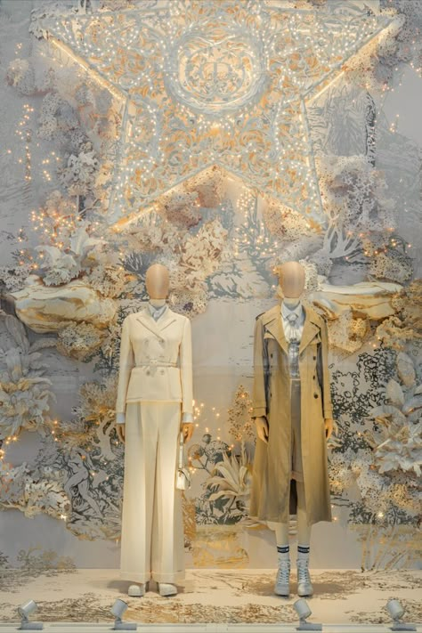 Dior Winter Collection, Dior Collection 2022, Dior Themed Wedding, Dior Aesthetic Outfit, Dior Winter, Dior 2022, White And Gold Decor, Dior Fashion Show, Dior Clothing