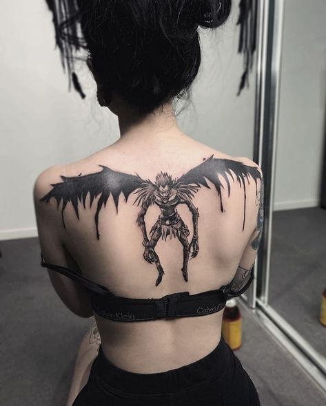 3,968 curtidas, 36 comentários - Aᥒιmᥱ Tᥲttoo (@anime_tattoosz) no Instagram: “| Nᥲ ρᥱᥣᥱ dᥱ: @cvntttt____” Tim Burton Tattoo, Emo Tattoos, Goth Tattoo, Note Tattoo, Cute Little Tattoos, Wings Tattoo, Tattoo Sleeve Designs, Skull Tattoos, Dope Tattoos