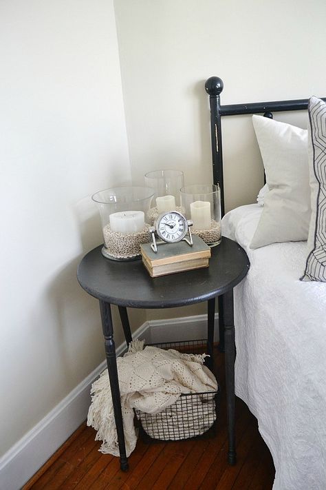 guest bedroom side table style Guest Bedroom Side Table Ideas, Welcome Tray Guest Room, Guest Bedroom Welcome Cart, Guest Bedroom Welcome Tray, Guest Gift On Bed, Guest Room Welcome, Bedroom Side Table Ideas, Side Table Ideas, Spare Bedrooms