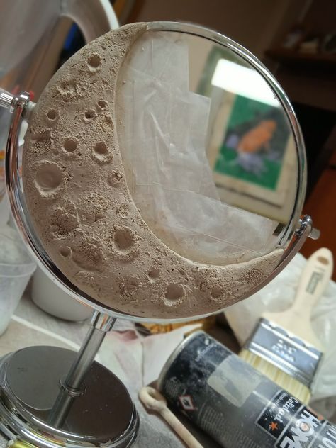 Espejo con una luna echa de arcilla, en proceso 🌙✨ Space Party, Air Dry Clay, Mirror Table, Ceramics, Mirror, Quick Saves, Home Decor, Home Décor