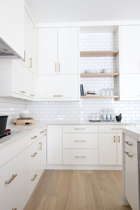 Modern White Flat Panel Kitchen Cabinets, Kitchen Ideas Flat Cabinets, Modern Flat Kitchen Cabinets, Flat Panel White Kitchen Cabinets, Kitchen With Flat Cabinets, White Kitchen Flat Cabinets, White Flat Front Kitchen Cabinets, White Flat Kitchen Cabinets, White Glossy Kitchen Cabinets Modern