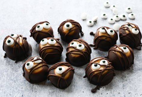 Peanut Butter Bon Bons, Drizzle Recipe, Buckeye Balls, Buckeyes Recipe, Chocolate Line, Chocolate Drip, Peanut Butter Balls, Halloween Goodies, Chocolate Drizzle