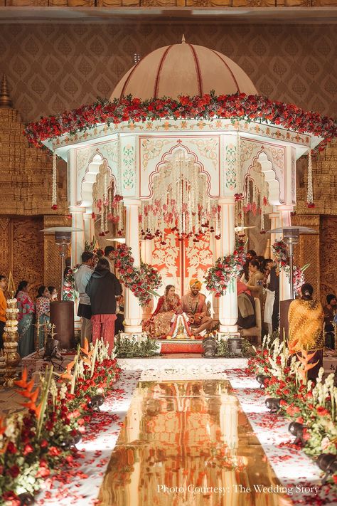 mandap ideas mandap ideas mandap decoration roses decor pink mandap inspo indian wedding decor floral mandap wedding decor Royal Mandap Decor, Phera Mandap Decor, Shaadi Mandap, Traditional Indian Wedding Dress, Bridal Look Indian, Mandap Wedding, Vidhi Mandap, Mandap Ideas, Indian Wedding Mandap