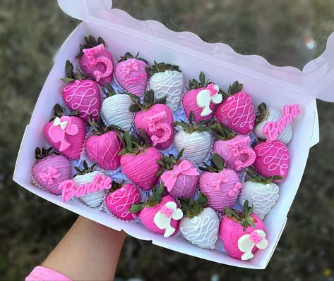 Barbie Dipped Strawberries, Barbie Themed Chocolate Covered Strawberries, Barbie Inspired Treats, Barbie Theme Dessert Table, Barbie Party Desserts, Barbie Themed Desserts, Barbie Themed Treats, Pink Birthday Strawberries, Barbie Chocolate Covered Strawberries