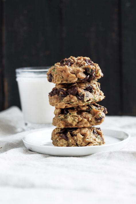 Vegan healthy chocolate chip Zucchini Oatmeal Cookies that are soft, chewy and absolutely delicious!. These are AMAZING & healthy enough for breakfast! Healthy Chocolate Chip Banana Bread, Zucchini Oatmeal Cookies, Oatmeal Cookies Vegan, Zucchini Oatmeal, Bread Zucchini, Zucchini Cookies, Banana Zucchini, Zucchini Chocolate, Ambitious Kitchen