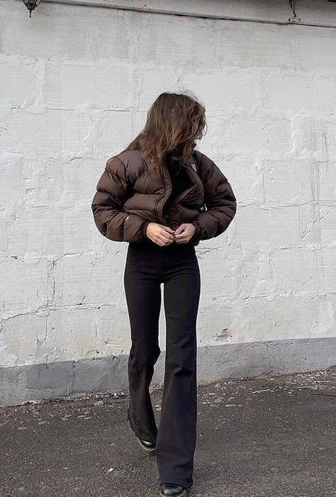 Manali Outfits, Puffer Jacket Outfit Women, Brown Puffer Jacket Outfit, Brown Jacket Outfit, Puffer Outfit, Trip Outfit Ideas, Japan Fits, Brown Puffer Jacket, Puffer Jacket Outfit