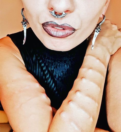 Aneta Von Cyborg sur Instagram : Ribs and jewelry! Subdermal implants done by @samppavoncyborg on me about 10 years ago. I was I believe the first one in the world who… Subdermal Implants, Magic Tech, Silicone Implants, Tech Ideas, Ear Hangers, Hanger Design, Body Mods, Hangers, Septum Ring