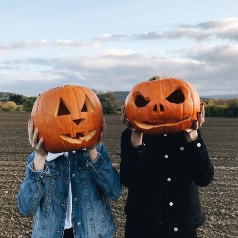 Fotos Aesthetic que tienes que subir a Instagram este Halloween Halloween Fotos, Pumpkin Heads, Uhyggelig Halloween, Image Halloween, Casa Halloween, Halloween Is Coming, About Halloween, Zucca Halloween, Halloween Tattoo