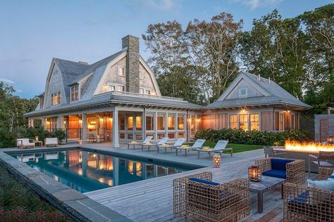 Meet the architect behind some of the most beautiful homes on Martha's Vineyard and Cape Cod Shingle Style Homes, Cape Cod Style, Shingle Exterior, Cape House, Casas The Sims 4, Tropical Home Decor, Cape Cod House, Modern Beach, Tropical Houses