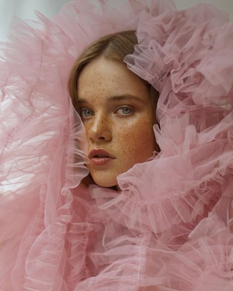 Editorial Vogue, Mode Editorials, Studio Photography Fashion, Vogue Editorial, Creative Fashion Photography, Shotting Photo, Creative Photoshoot Ideas, Tim Walker, Pose Fotografi