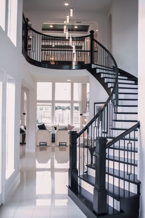 Middle Staircase Ideas, Stairs In The Middle Of The House, Step Decoration, Dark Staircase, درابزين السلم, Stair Layout, Modern Staircase Design, Curved Stairs, Spiral Stairs Design