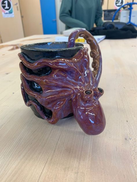 Weird Ceramics, Weird Mugs, Octopus Mug, Jesus Art Drawing, Acid Bath, Clay Cup, Clay Diy Projects, Sculpture Ideas, Clay Mugs