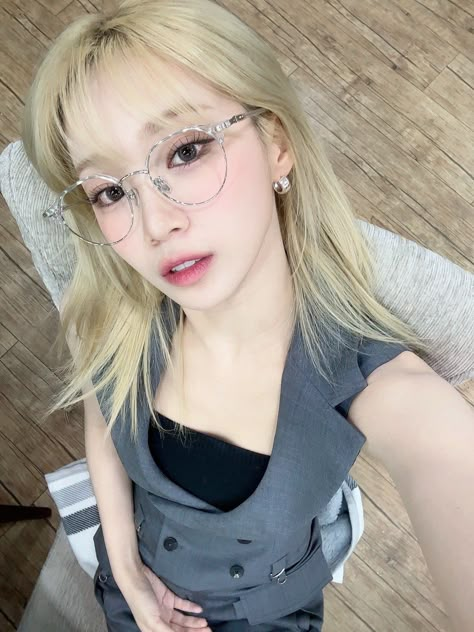 Kim Chaewon Blonde, Kpop Idols Blonde Hair, Chaewon Blonde, Chaewon Lesserafim, Kim Chaewon, Angel Dress, Korean K Pop, Wearing Glasses, Blue Flames