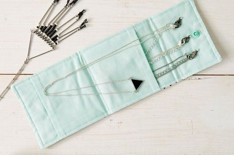 This cunning little jewellery roll is perfect for keeping your favourite necklaces, earrings and bracelets safe and sound – ideal for weekends away. Diy Jewelry Making Ideas, Sew Gifts, Gifts To Sew, Jewelry Making Ideas, Handmade Presents, Knitted Necklace, Pouch Diy, Fabric Wallet, Free Sewing Patterns