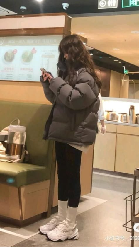 Mode Ulzzang, Japan Outfits, Puffer Jacket Outfit, Japan Outfit, Winter Fashion Outfits Casual, Cold Outfits, Looks Party, Looks Chic, Sporty Chic