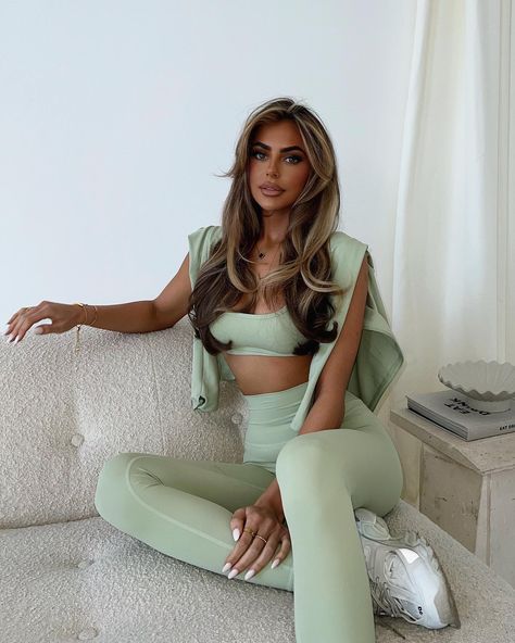 💚 Airport Outfit.. Sculpt Basics! Www.sorelleuk.com Light Green Leggings Outfit, Green Gym Outfit, Green Leggings Outfit, Cute Airport Outfit, Outfits Pastel, Green Gym, Royalty Aesthetic, Cute Gym Outfits, Green Leggings