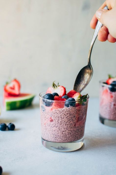 A simple and healthy recipe for creamy watermelon chia seed pudding made with minimal ingredients, and packed with juicy summertime flavor to keep you happy and healthy! Chia Pudding Vegan, Pudding Recept, What Is Healthy Food, Grain Free Breakfast, Healthy Food Facts, Pita Chips, Watermelon Recipes, Chia Seed Pudding, Coconut Yogurt