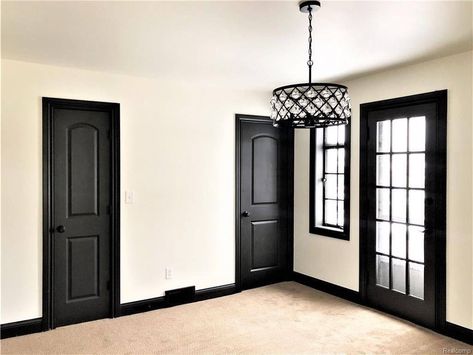 Black Doors And Trim White Walls, Black Interior Doors With White Trim Grey Walls Master Bedrooms, Beige Wall Black Trim, Homes With Black Doors Interior, White Room With Black Trim, Black Baseboards And Doors, Black Baseboards And Trim Farmhouse, Cream Walls Black Doors, Black Trim Inside House