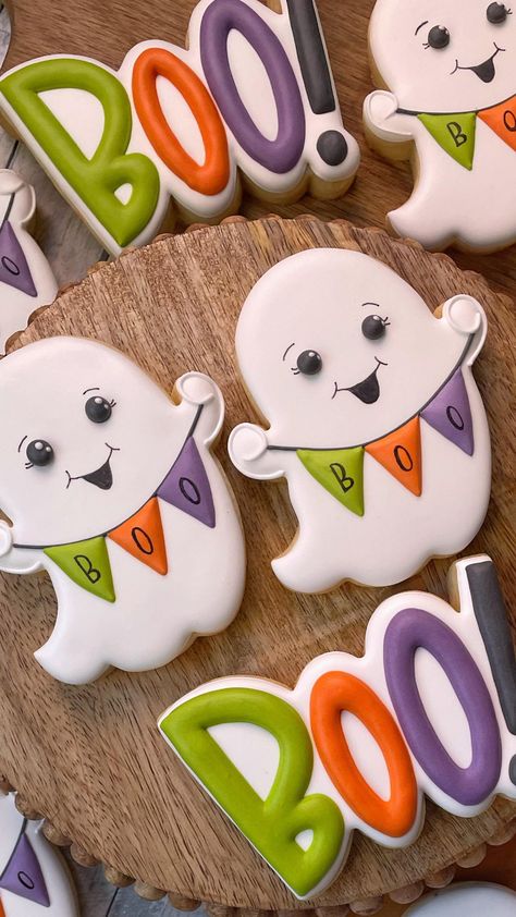 BELLA’S Perfections (@bellasperfections) • Instagram photos and videos Halloween Decorated Cookies, Watercolor Cookies, Halloween Sugar Cookies Decorated, Engagement Cookies, Halloween Cookies Decorated, Halloween Sugar Cookies, Cookie Icing, Cookie Inspiration, Wedding Cookies