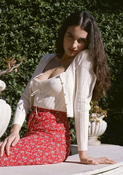 Skirt Cardigan Outfit, Floral Midi Skirt Outfit, Floral Skirt Outfits, Red Floral Skirt, Midi Skirt Outfit, Cardigan Outfit, Floral Midi Skirt, Skirt Outfit, Looks Style